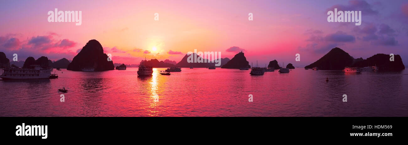 Schöne lila Sonnenuntergang und Felsinseln in Halong Bucht Vietnam Südost-Asien. Panorama-Landschaft. Junk-e-Boot Kreuzfahrt nach Ha Long Bay Stockfoto