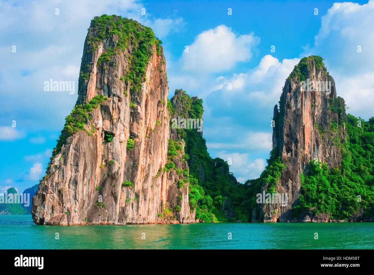 Malerische Aussicht auf die Felseninsel im Halong Bucht, Vietnam, Südostasien. UNESCO-Weltkulturerbe. Berg-Inseln in Ha Long Bay Stockfoto