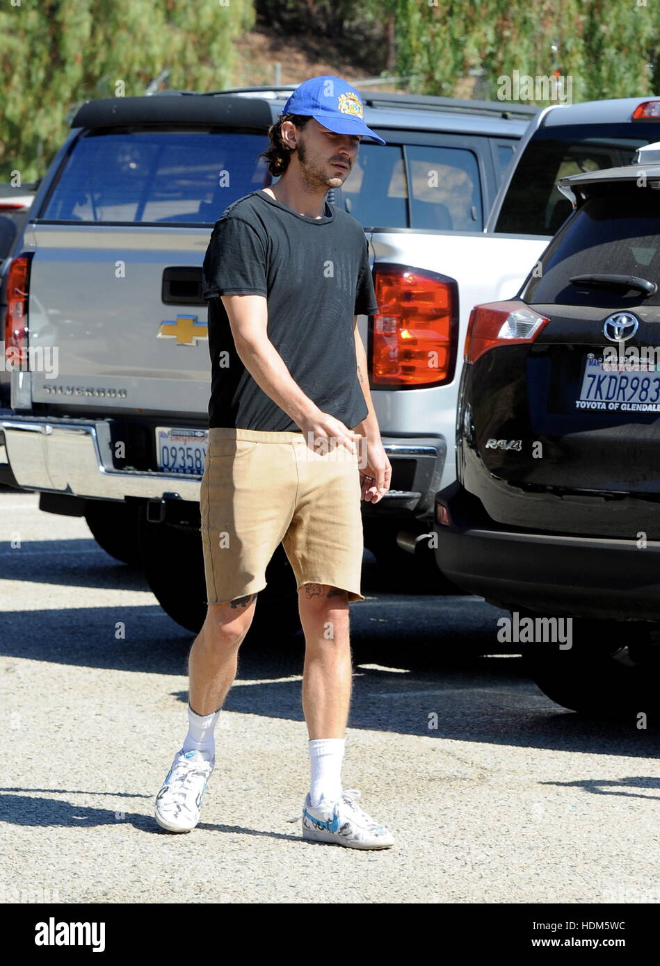 Frisch verheiratete Shia LaBeouf und Mia Goth, in einem Park mit ihren Bulldog Brando Featuring: Shia LaBeouf wo: Los Angeles, California, Vereinigte Staaten von Amerika bei: 15. Oktober 2016 Stockfoto