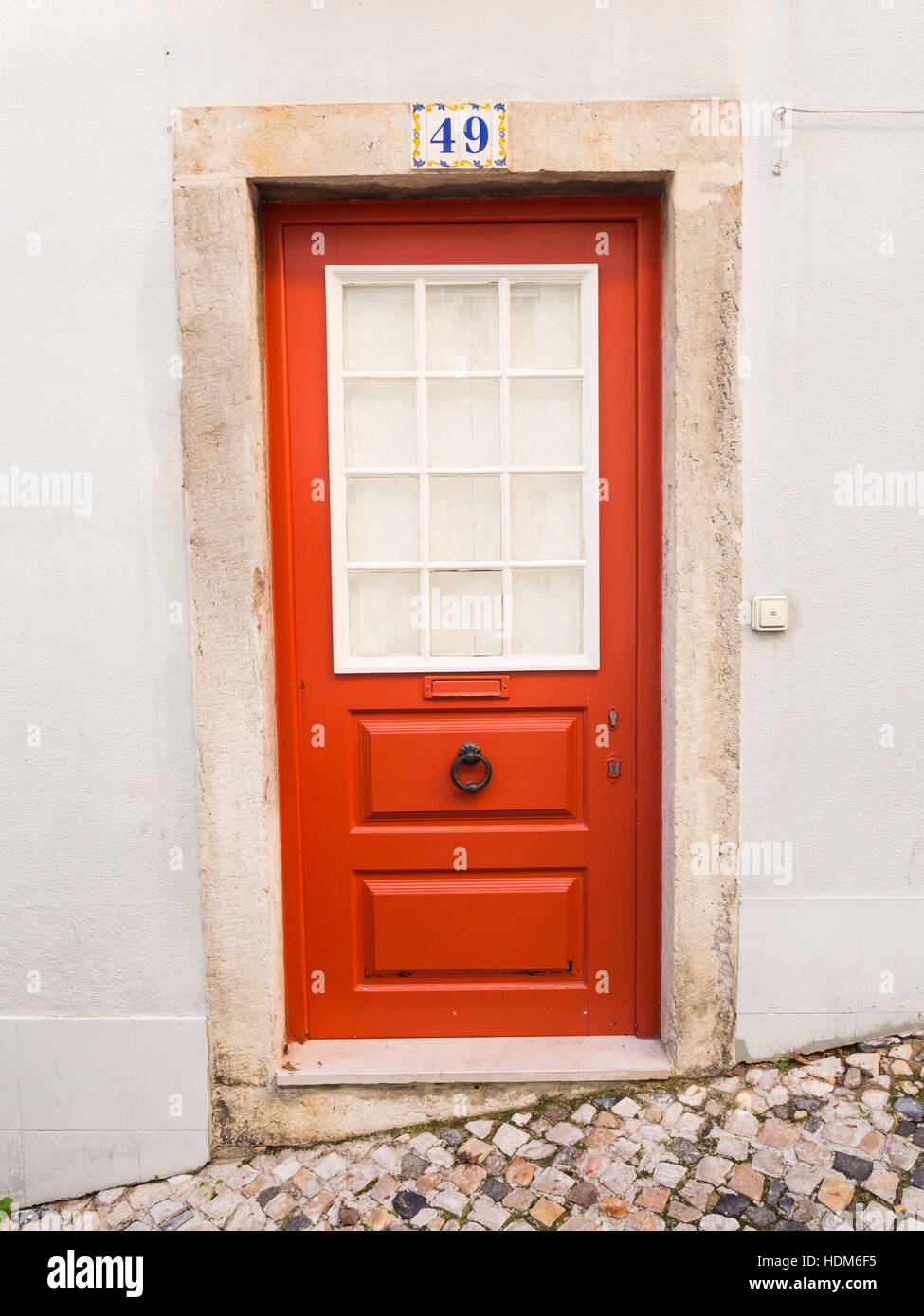 Alte Tür im Bairro Alto, Lissabon, Portugal. Stockfoto