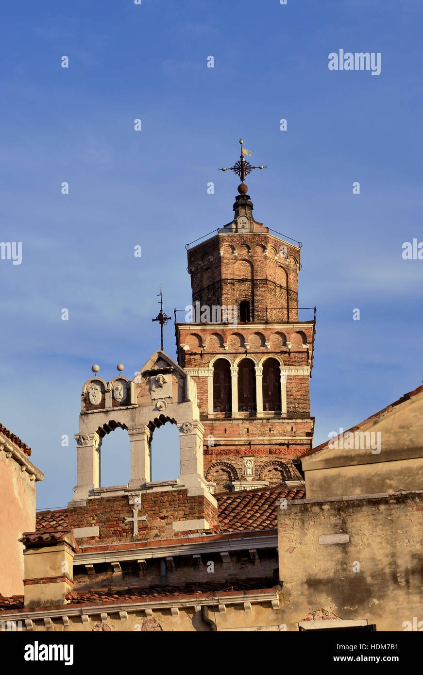 Zwei verschiedene Arten von Glockentürme in der Altstadt von Venedig, bei Sonnenuntergang Stockfoto