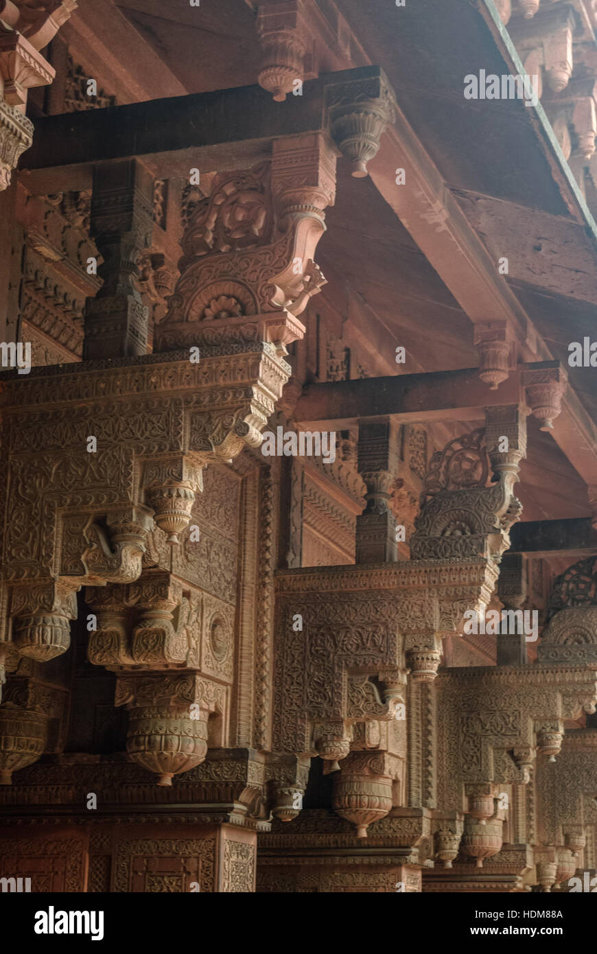 Spalten mit Steinbildhauen in Jahangiri Mahal, Agra Fort, Uttar Pradesh, Indien Stockfoto