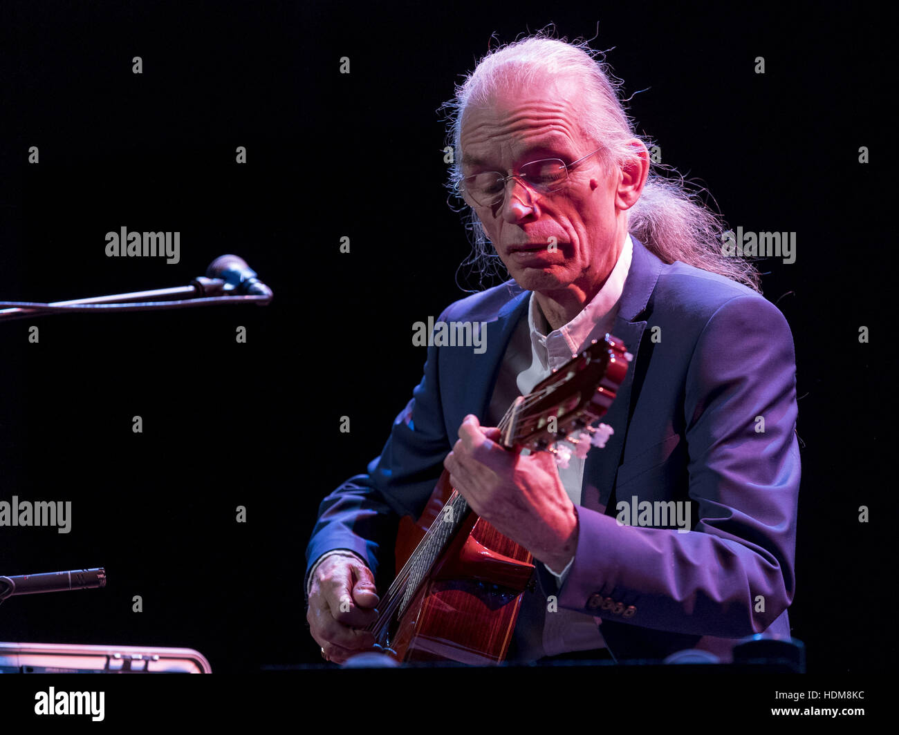 Steve Howe, ehemals Gitarrist mit Ja und Asien, zwei der erfolgreichsten progressive-Rock-Bands der Welt, die Königin in Edinburgh, Schottland Hall live zu spielen.  Mitwirkende: Steve Howe wo: Edinburgh, Vereinigtes Königreich bei: 15. Oktober 2016 Stockfoto