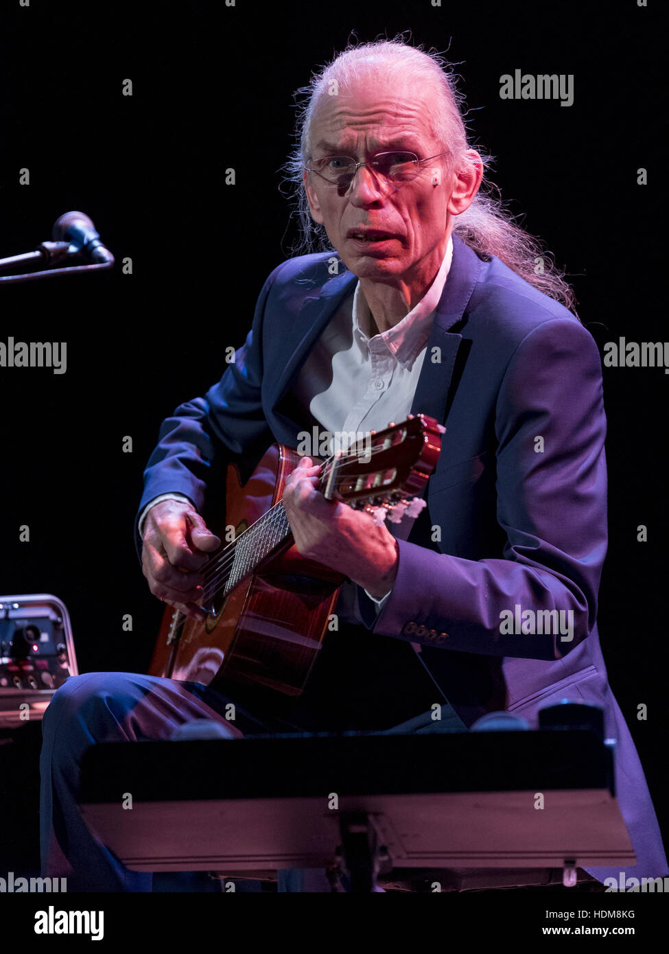 Steve Howe, ehemals Gitarrist mit Ja und Asien, zwei der erfolgreichsten progressive-Rock-Bands der Welt, die Königin in Edinburgh, Schottland Hall live zu spielen.  Mitwirkende: Steve Howe wo: Edinburgh, Vereinigtes Königreich bei: 15. Oktober 2016 Stockfoto