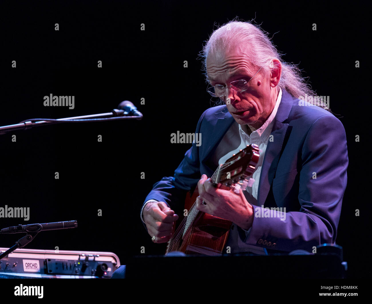 Steve Howe, ehemals Gitarrist mit Ja und Asien, zwei der erfolgreichsten progressive-Rock-Bands der Welt, die Königin in Edinburgh, Schottland Hall live zu spielen.  Mitwirkende: Steve Howe wo: Edinburgh, Vereinigtes Königreich bei: 15. Oktober 2016 Stockfoto