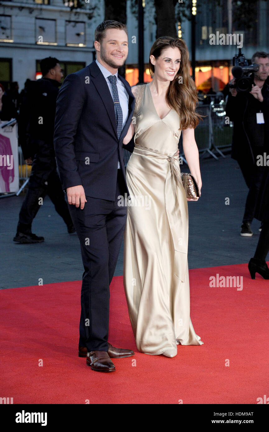 Jack Reynor und Madeline Mulqueen Teilnahme an der Closing Night Gala-Screening von "Free Fire," während des 60. BFI London Film Festival im Odeon Leicester Square in London.  Mitwirkende: Jack Reynor, Madeline Mulqueen Where: London, Vereinigtes Königreich wenn: Stockfoto
