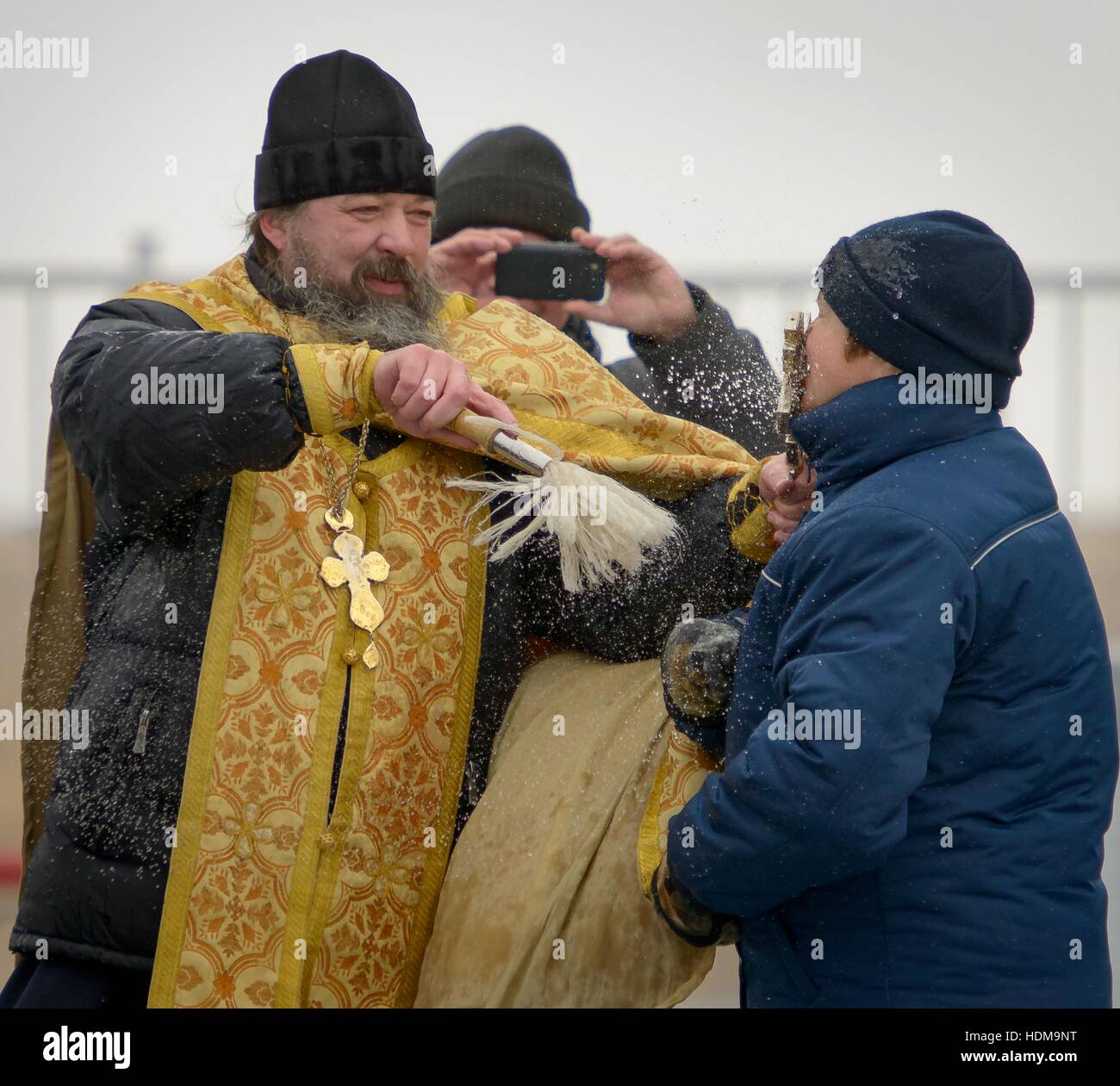 Russisch-orthodoxe Priester segnet ein Besatzungsmitglied der NASA International Space Station Expedition 50 Mission nach dem Segen der Sojus MS-03 Raumschiff Rakete am Weltraumbahnhof Baikonur 16. November 2016 in Baikonur, Kasachstan. Stockfoto