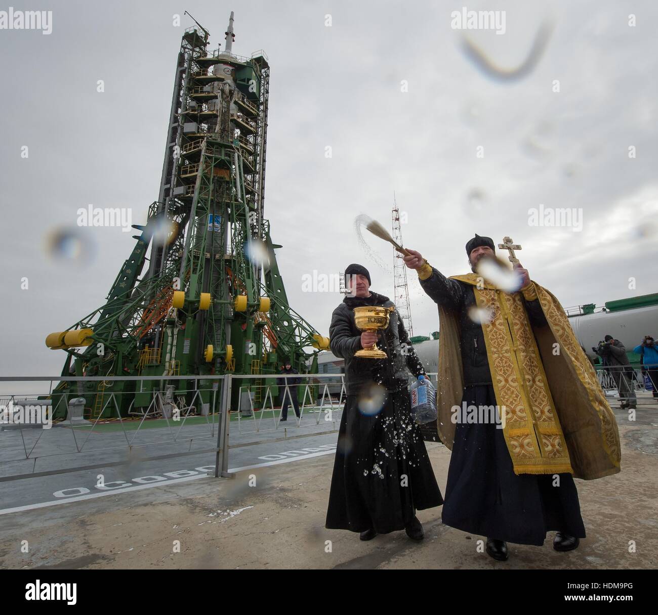 Russisch-orthodoxe Priester segnet Medienvertreter nach dem Segen der Sojus MS-03 Raumschiff Rakete in Vorbereitung für den NASA International Space Station Expedition 50 Mission Start in Baikonur Kosmodrom 16. November 2016 in Baikonur, Kasachstan. Stockfoto