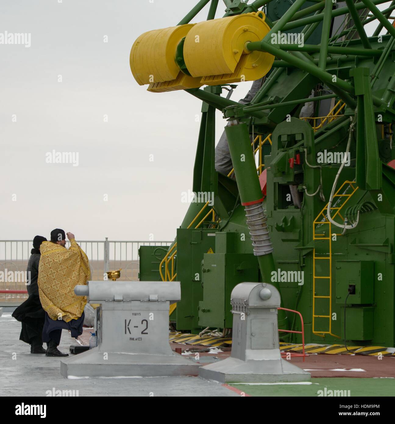 Eine russisch-orthodoxe Priester segnet die Sojus MS-03 Raumschiff Rakete auf der Startrampe Kosmodrom Baikonur in Vorbereitung auf die NASA International Space Station Expedition 50 Mission Start 16. November 2016 in Baikonur, Kasachstan. Stockfoto