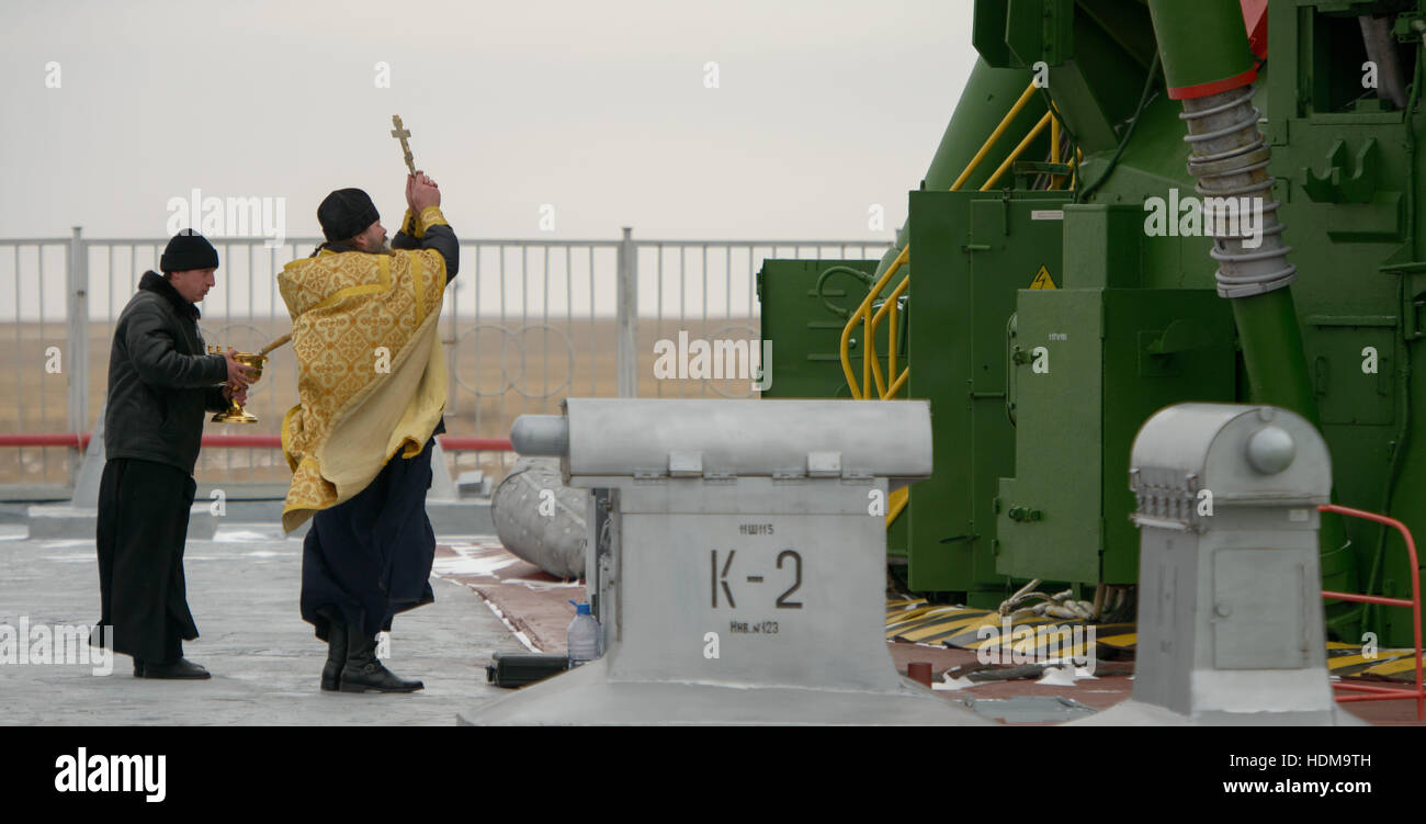 Eine russisch-orthodoxe Priester segnet die Sojus MS-03 Raumschiff Rakete auf der Startrampe Kosmodrom Baikonur in Vorbereitung auf die NASA International Space Station Expedition 50 Mission Start 16. November 2016 in Baikonur, Kasachstan. Stockfoto