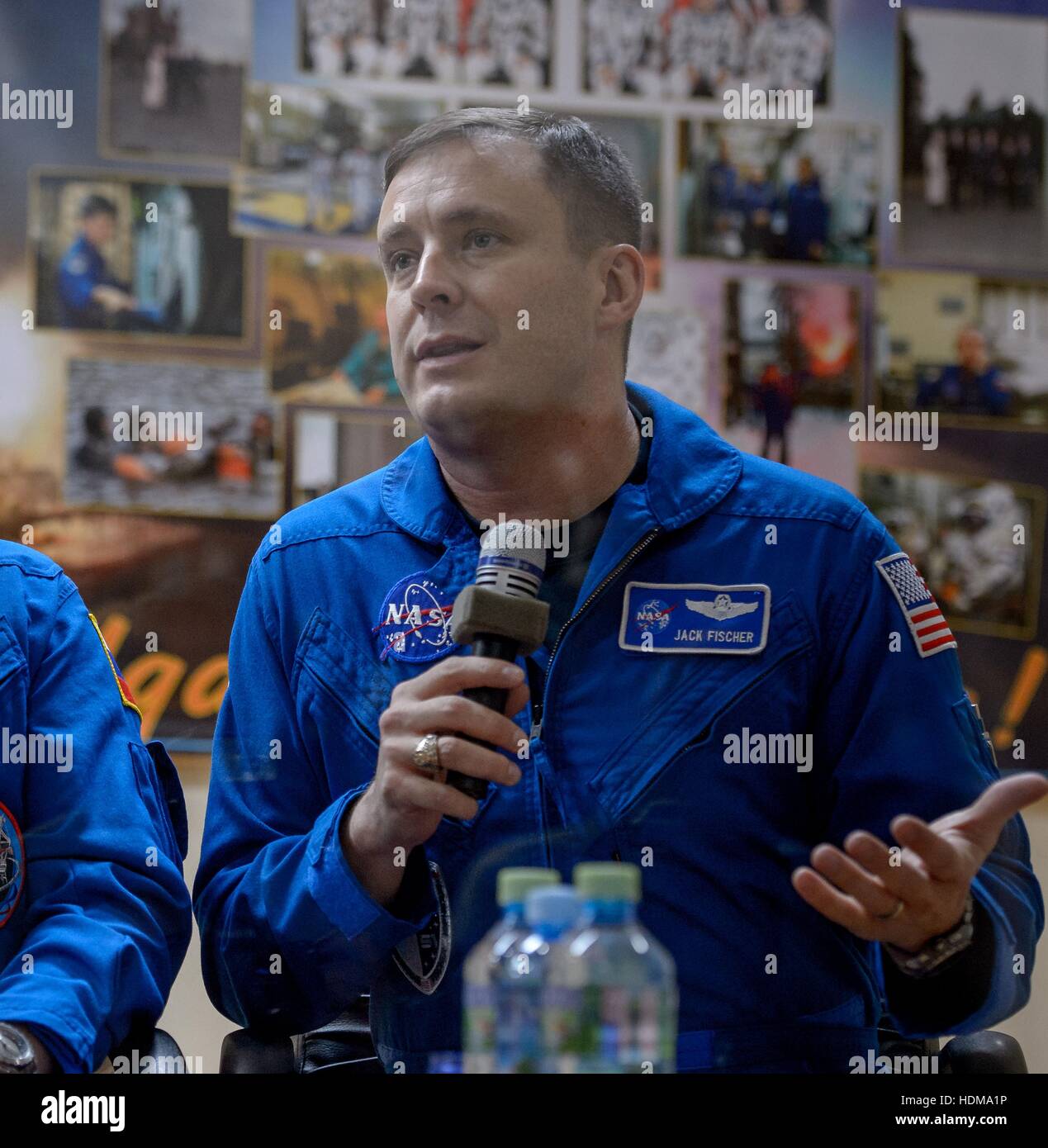 NASA International Space Station Expedition 50 backup Crew Astronaut Jack Fischer besucht eine Pressekonferenz hinter Glas in Quarantäne im Kosmonauten Hotel November 16, 2016 in Baikonur, Kasachstan. Stockfoto