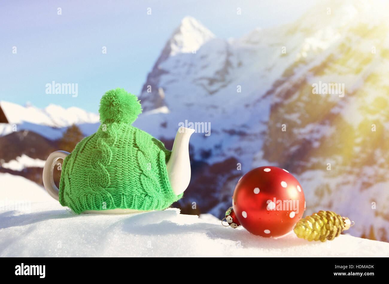 Teekanne im Rahmen der GAP gegen alpine Landschaft Stockfoto