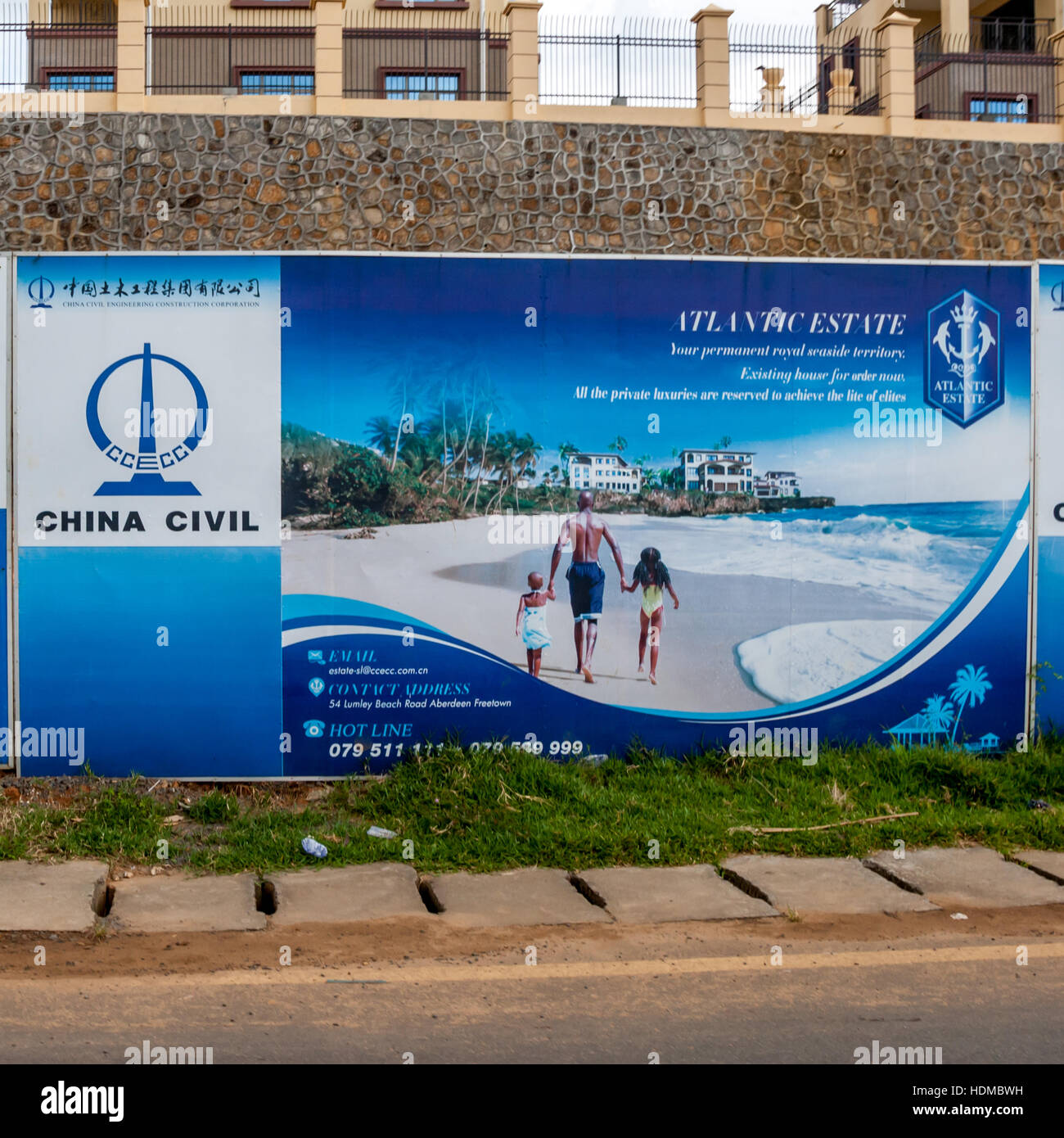 Immobilienwerbung von chinesischen Investoren. Chinesische Billbard Werbung für ein Holiday Resort gebaut in Freetown, Sierra Leone Stockfoto
