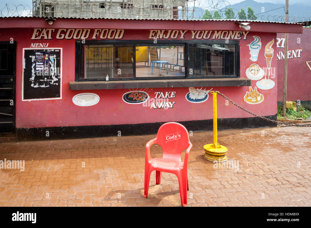 Viel Spaß beim Geld. Essen Sie gutes Essen. Lebensmittelkiosk in Freetown, Sierra Leone Stockfoto