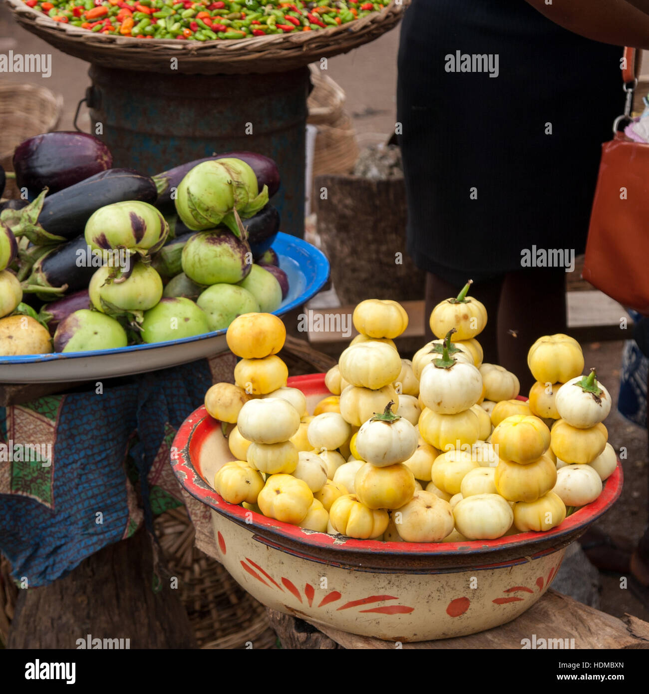 Dunkle und helle Auberginen liegen in Schalen an einem Marktstand in Meile 91 – Sierra Leone baut mehrere Sorten der Frucht an. Stockfoto