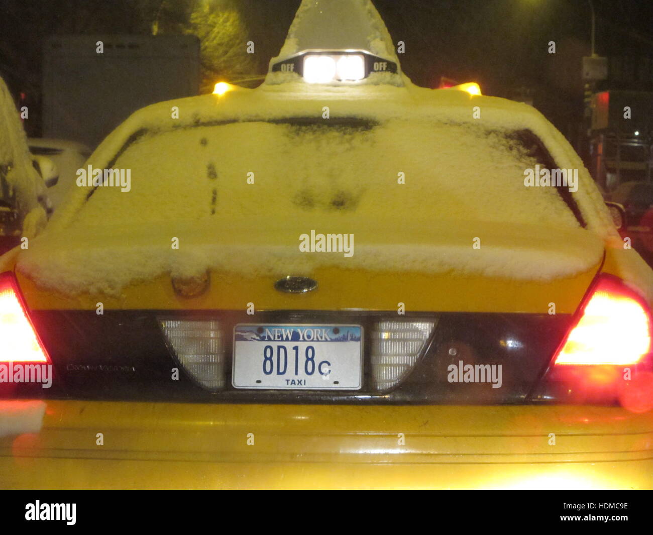 New York City Taxi trotzt Blizzard sind in Richtung JFK Ankunftshallen Tippbetrieb Stockfoto