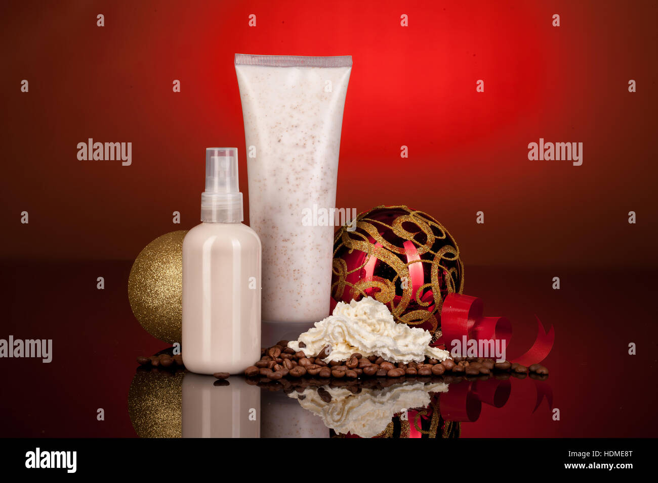 Flasche mit kosmetischen Creme, Neujahr Kugeln und Kaffeebohnen auf einem Glas-Hintergrund Stockfoto