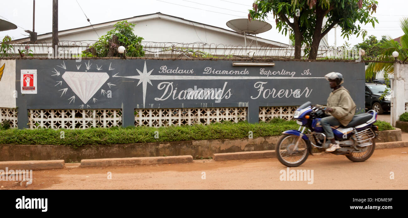 Okada (Taxi) vor Diamons Händler Büro in Kenema, Sierra Leone Stockfoto