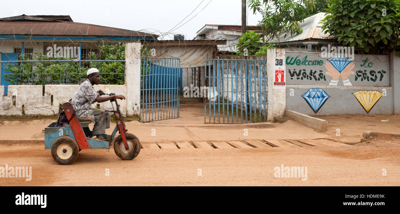 Rollstuhl vor Diamons Händler Büro in Kenema, Sierra Leone Stockfoto