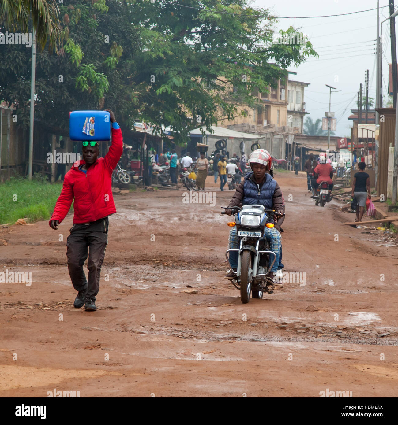 Straße in Kenema, Sierra Leone. Hier achten Fußgänger und Kraftfahrzeugführer nicht immer aufeinander Stockfoto
