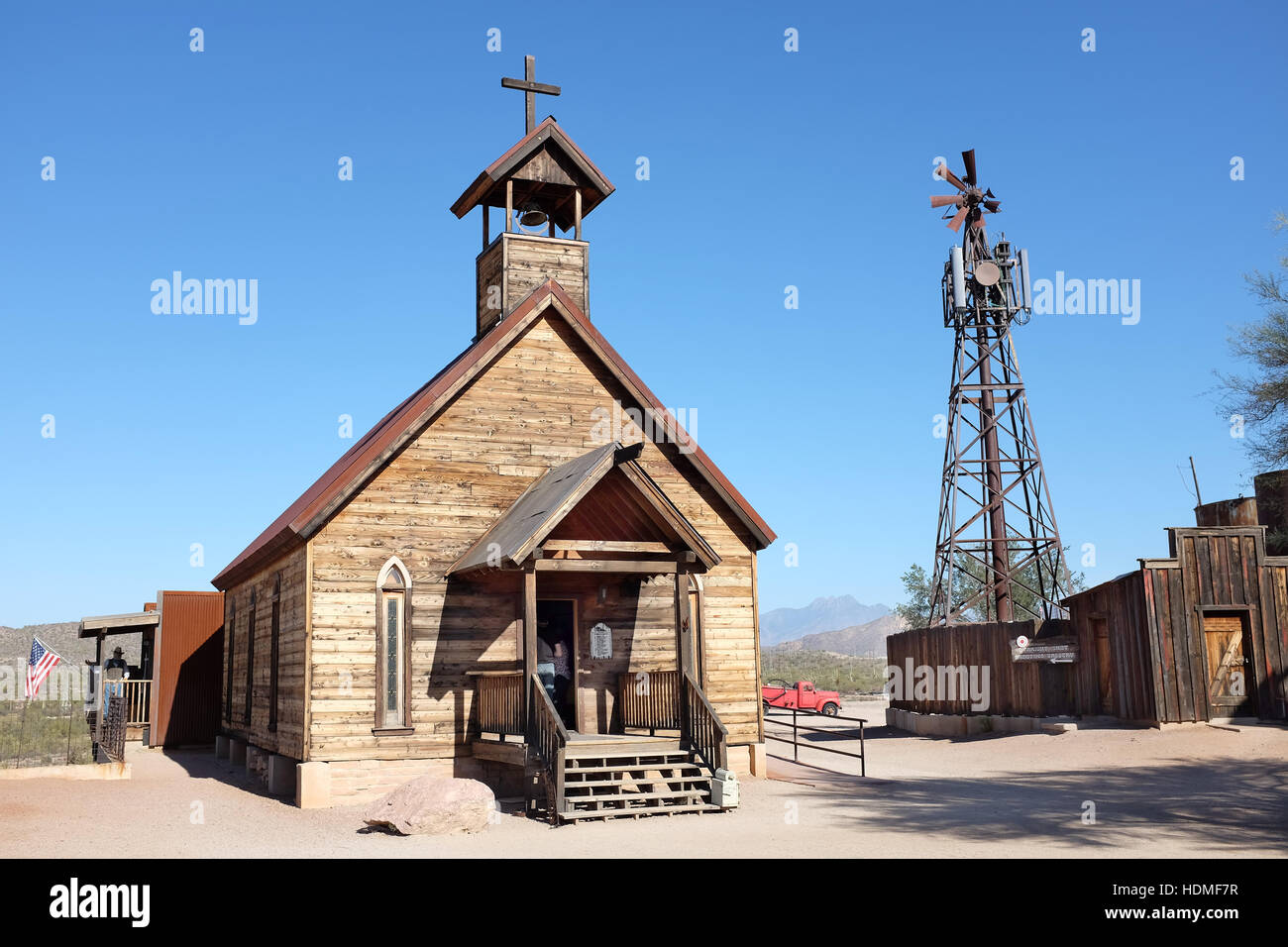 Kirche auf dem Berg an der Goldfield Ghost Town in Apache Junction, Arizona, aus der Route 88. Stockfoto