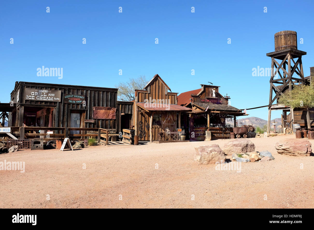 Geschäfte an der Goldfield Ghost Town in Apache Junction, Arizona, aus der Route 88. Stockfoto