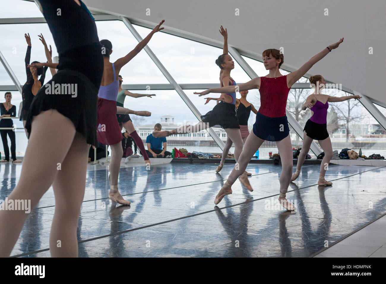 Ballett-Proben wurden auf dem Calatrava entworfen-Zusatz im Milwaukee Art Museum in Verbindung mit eine Kunstausstellung statt. Stockfoto