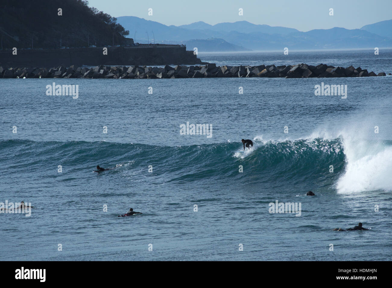 Ein Surfer-Start in eine Welle in La Zurriola Strand zu reiten. Donostia-San Sebastián. Stockfoto