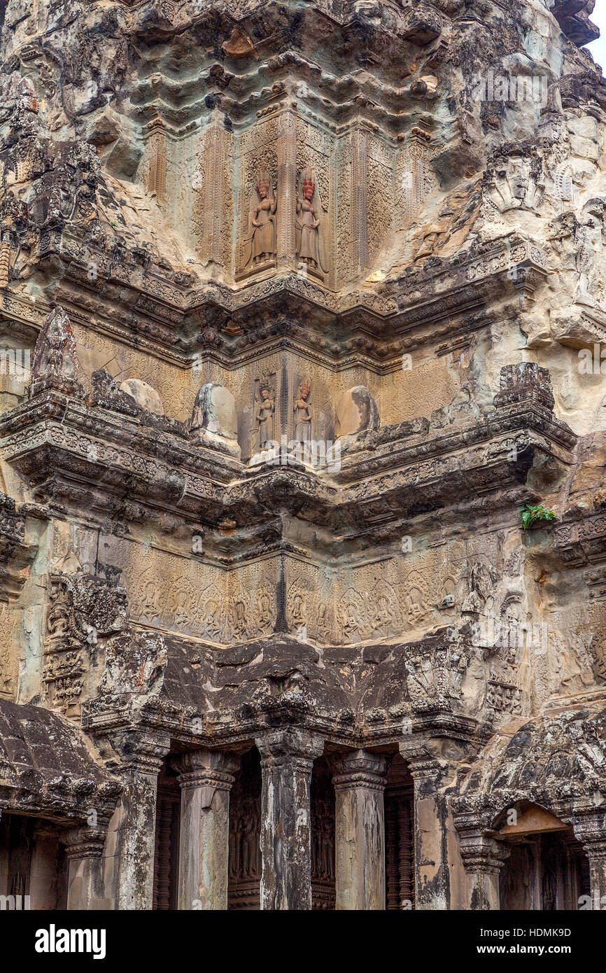 Aufwendige Schnitzereien decken jeden Quadratzoll von Mauern und Türme an Tempelanlage Angkor Wat in Siem Reap, Kambodscha. Stockfoto