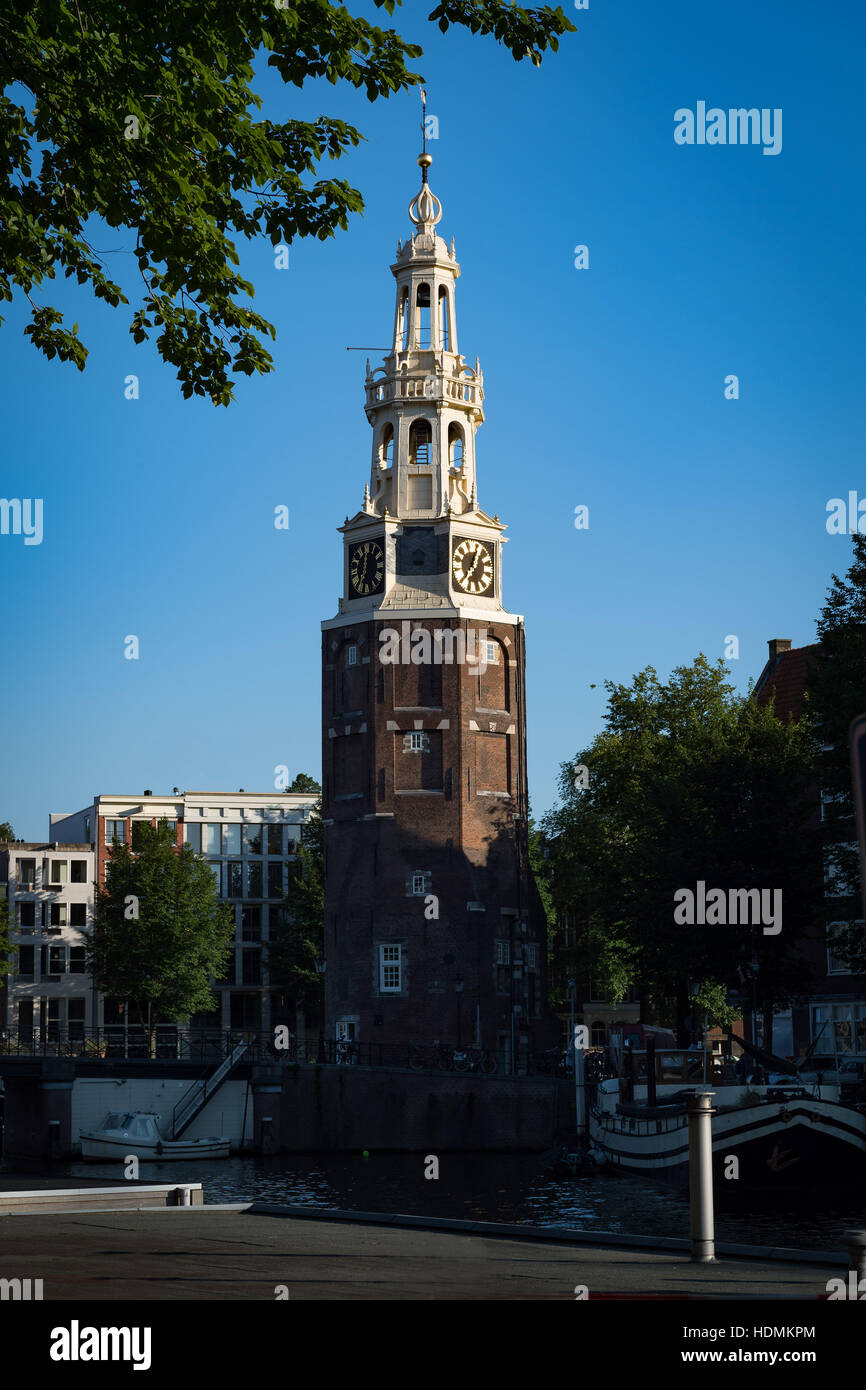 Die 1606 Montelbaansturm Turm am Ufer des Kanals Oudeschans in Amsterdam, Niederlande. Der ursprüngliche Turm wurde 1516 als Teil der Stadtmauer erbaut. Stockfoto