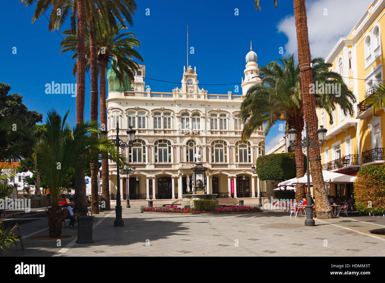 LAS PALMAS, KANARISCHE INSELN - 10. OKTOBER 2016. Das literarische Kabinett befindet sich auf dem Cairasco Platz in Las Palmas Stockfoto