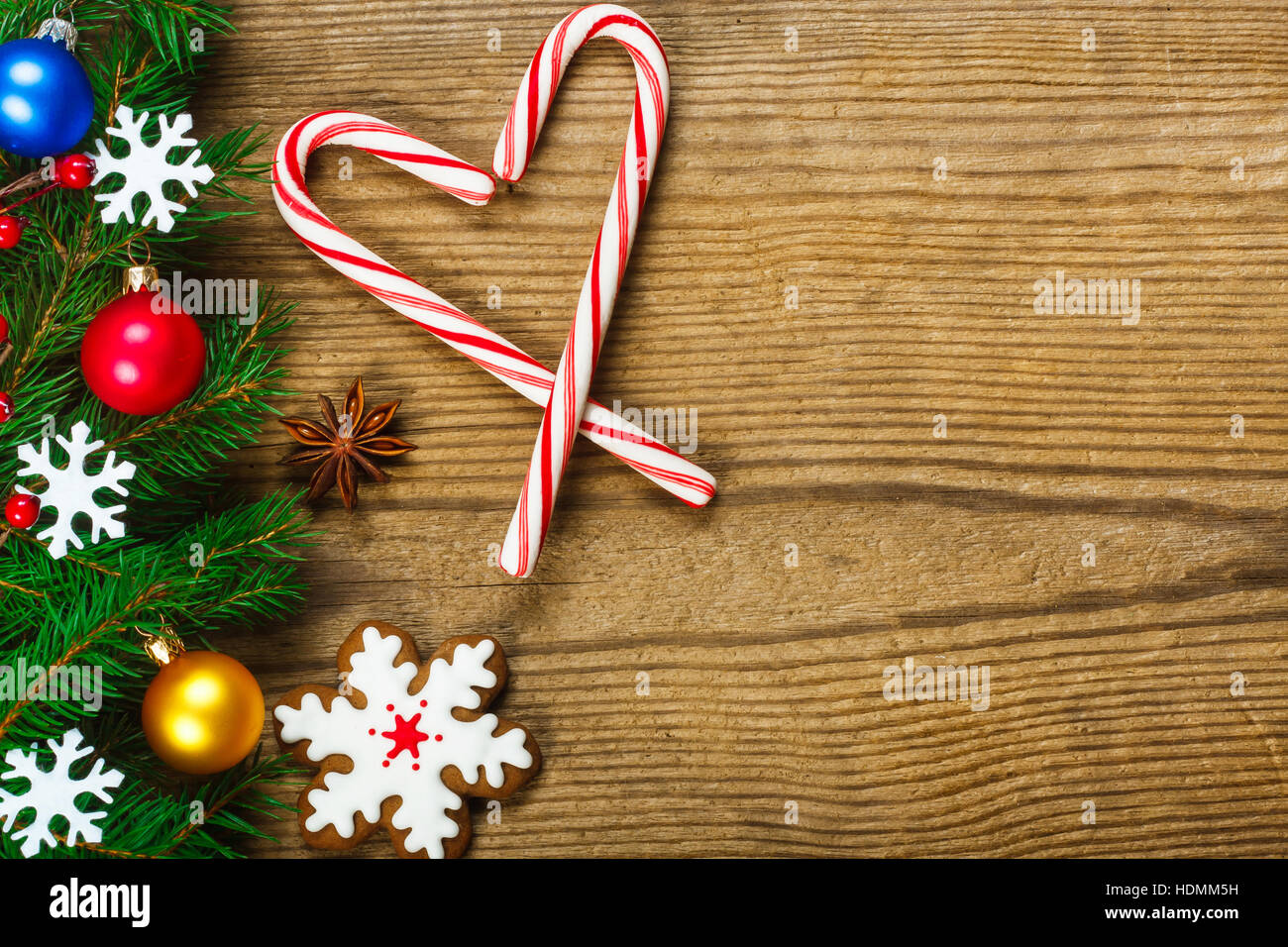 Weihnachten Hintergrund - Weihnachtsschmuck auf Holztisch Stockfoto