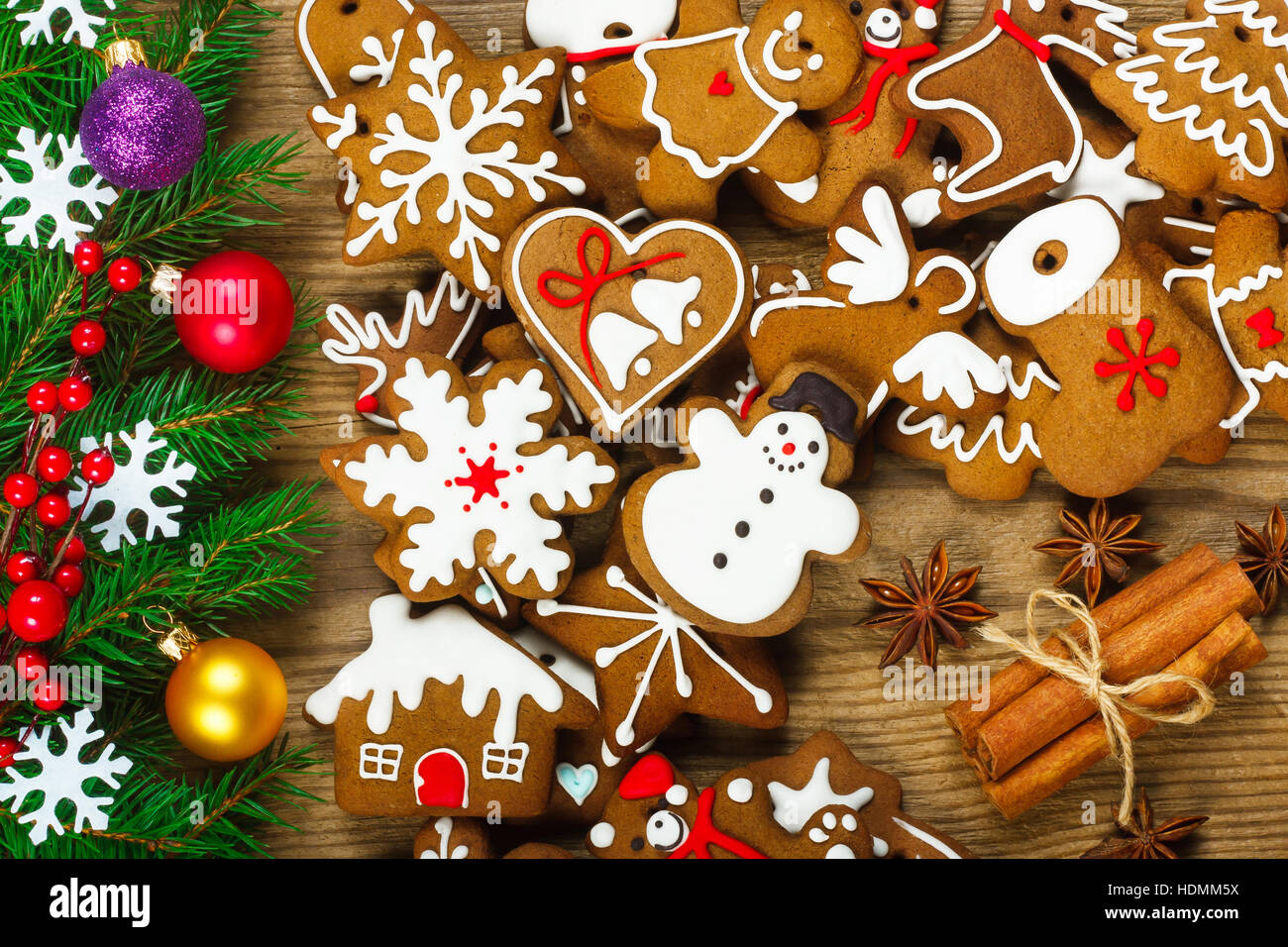 Weihnachten-Zusammensetzung - Lebkuchen, Anis und Zimt auf Holztisch Stockfoto