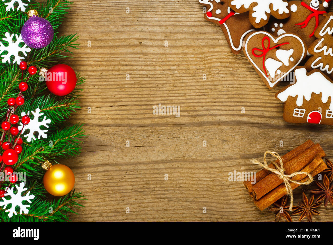 Weihnachten-Zusammensetzung - Lebkuchen, Anis und Zimt auf Holztisch Stockfoto