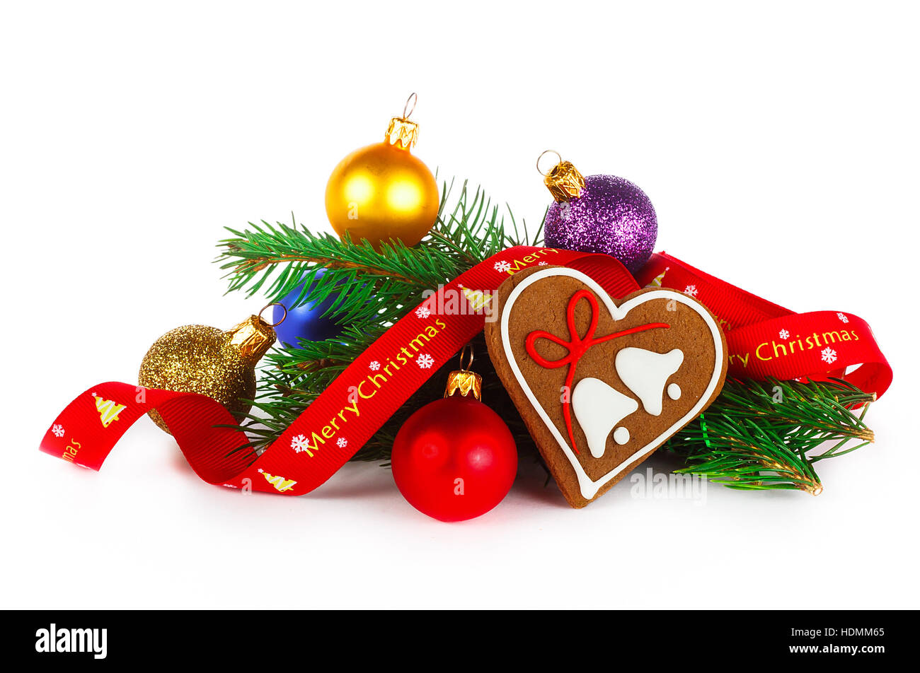 Weihnachten-Zusammensetzung - Lebkuchen und Dekorationen auf weißem Hintergrund Stockfoto