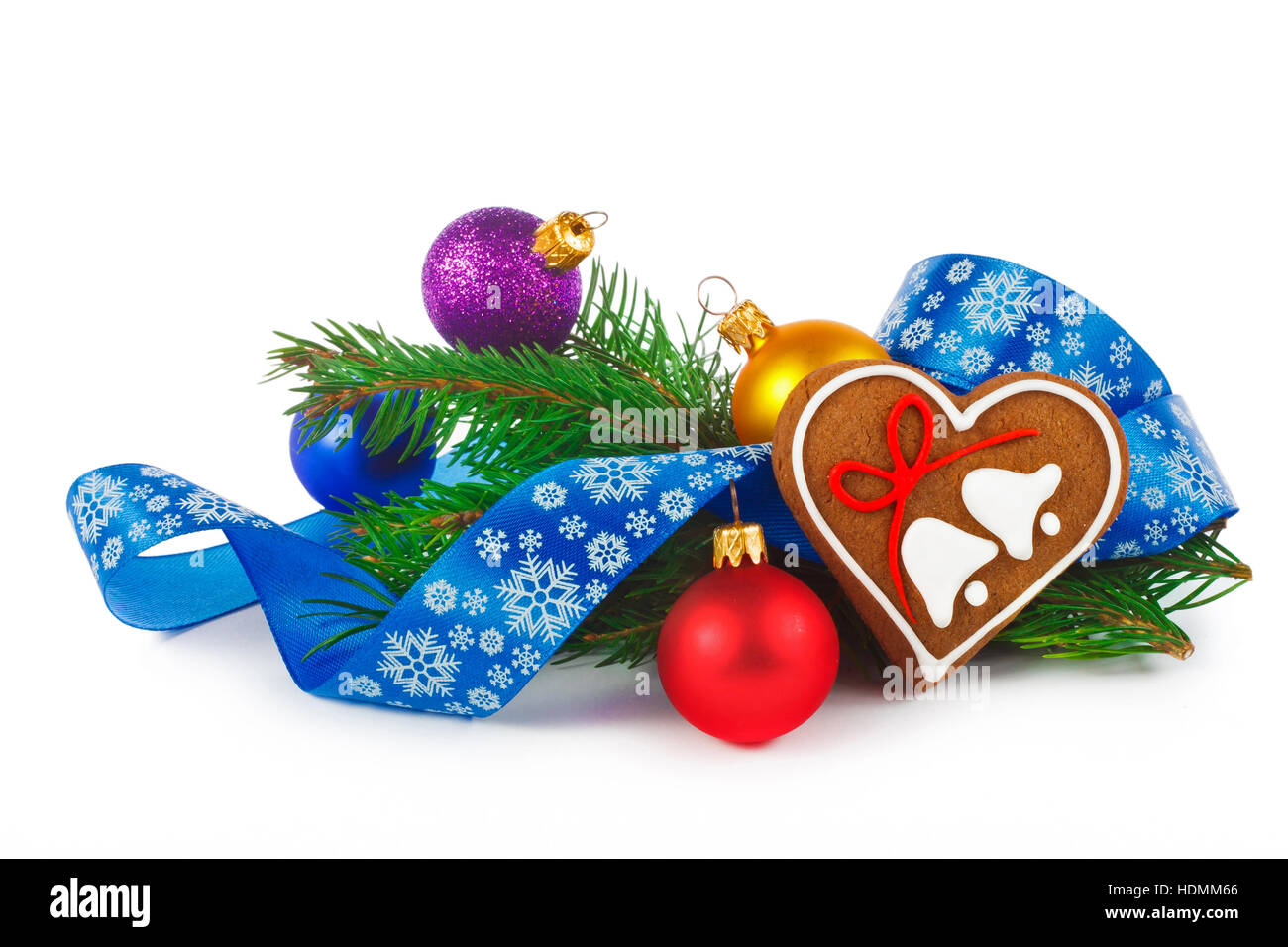 Weihnachten-Zusammensetzung - Lebkuchen und Dekorationen auf weißem Hintergrund Stockfoto