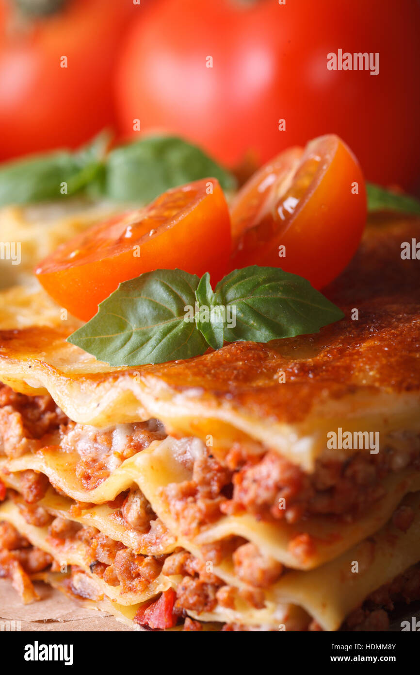 Köstliche heiße Lasagne mit Basilikum und Tomaten Makro vertikalen Stockfoto
