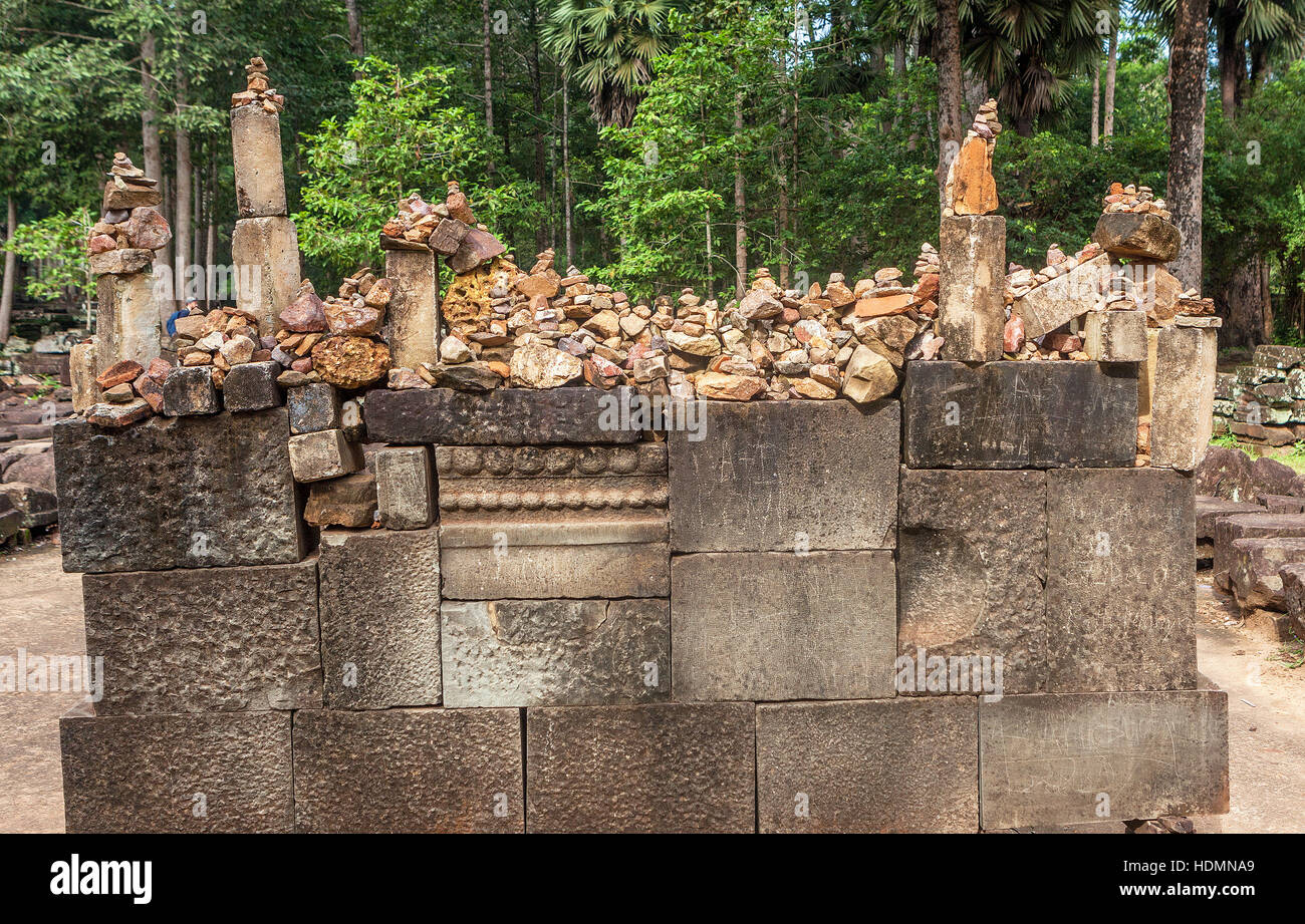 Schrein außerhalb der antiken Angkor Thom gemacht von Touristen häufen sich Scherben von Tempelruinen in Siem Reap, Kambodscha. Stockfoto