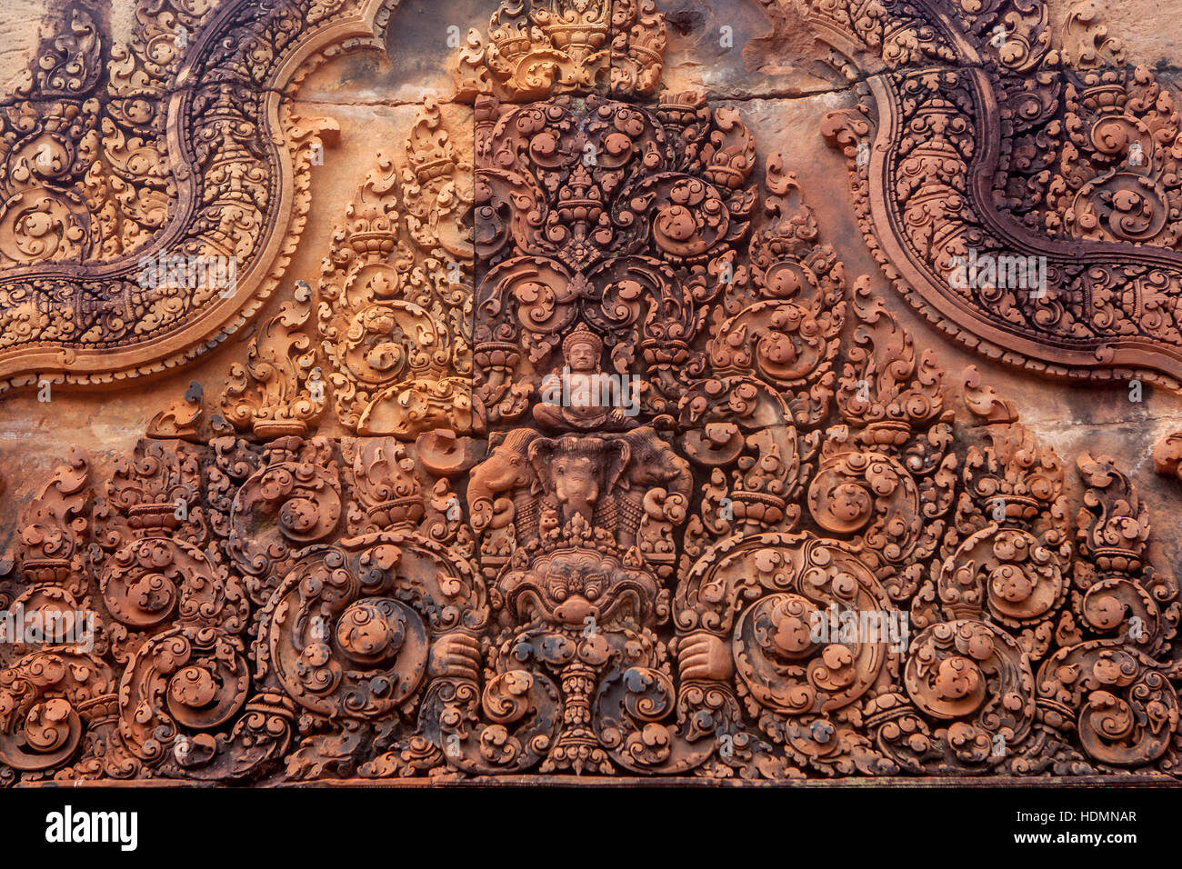 Geschnitzte Buntsandstein Giebel Geschehnisse im Leben von Shiva auf die antiken Tempel Banteay Srei in der Nähe von Siem Reap Stockfoto