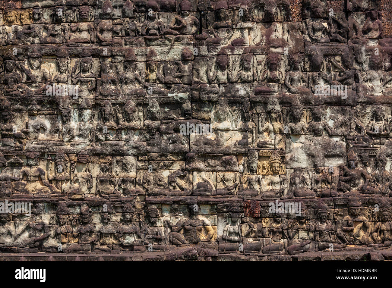Segment einer Wand mit aufwendigen Schnitzereien auf der Terrasse der Aussätzige König, Siem Reap, Kambodscha bedeckt. Stockfoto
