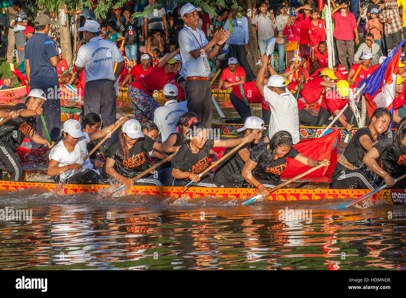 Dragon boat festival Rennen auf dem Wasser Festival, Bon Om Touk, auf dem Tonle Sap Fluss in Siem Reap, Kambodscha. Stockfoto