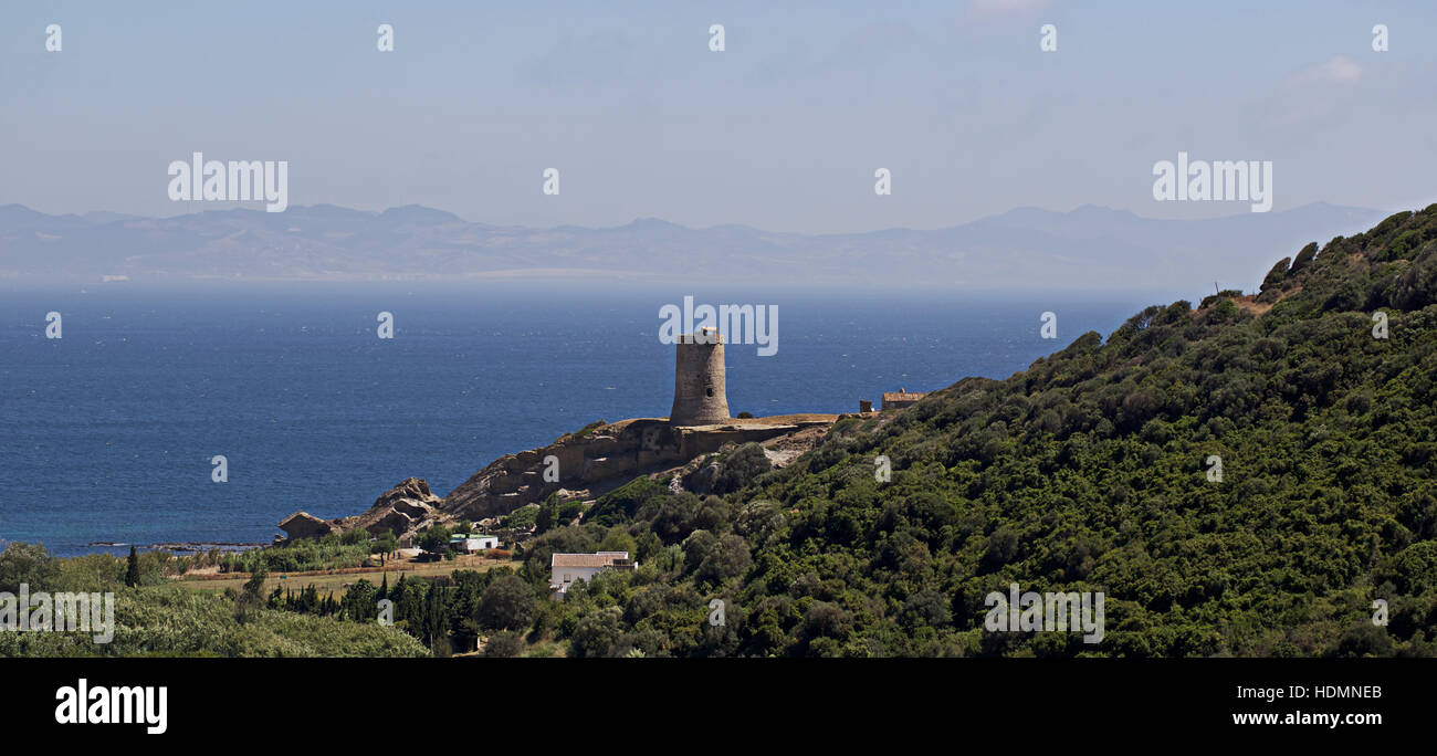 Die Ruinen des Guadalmesi Wachturm (Torre Vig'a Guadalmesi) auf der Straße von Gibraltar, Andaulucia, Spanien. Stockfoto