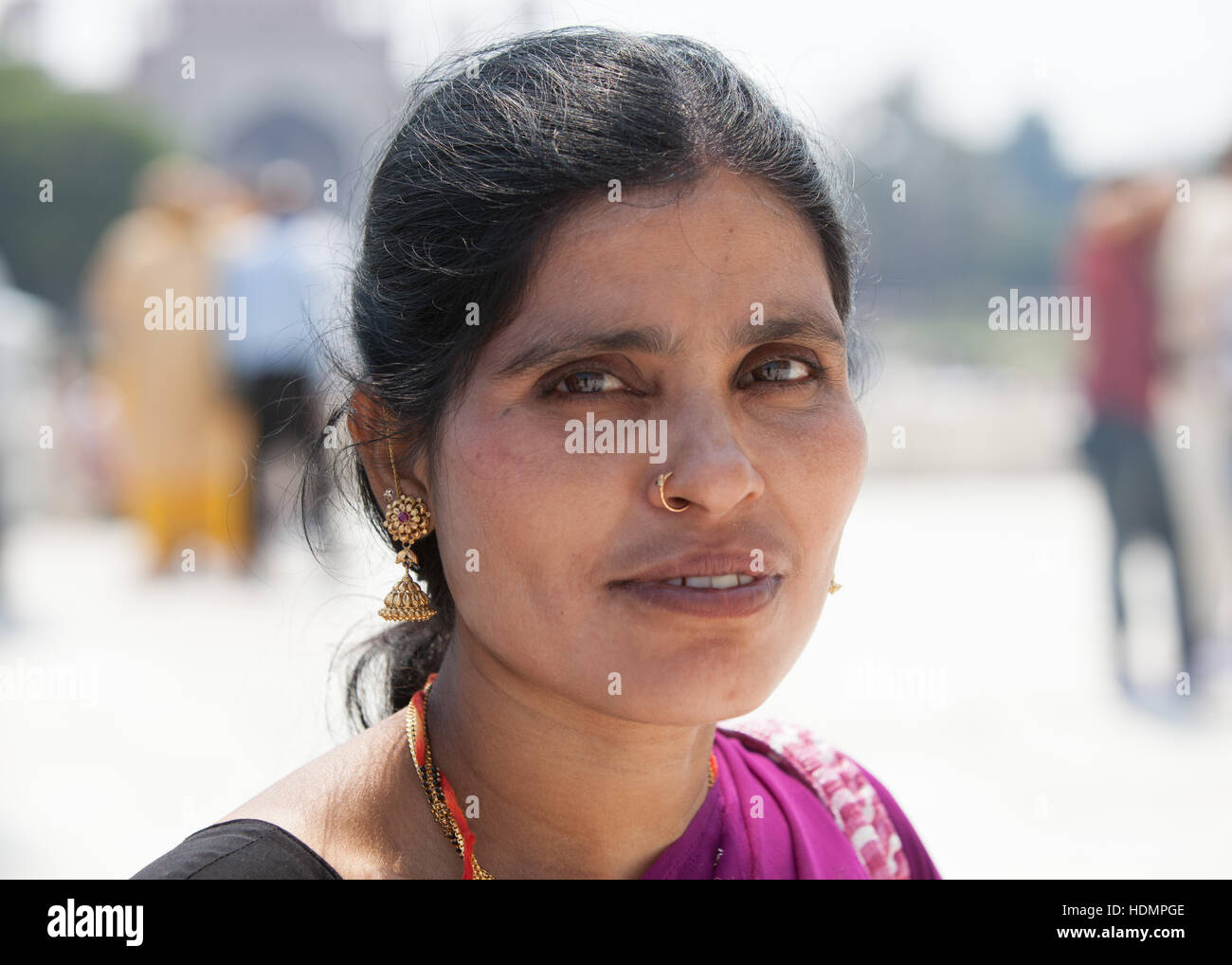 Porträt von einem nahen gealtert Indianerin Blick in die Kamera. Stockfoto