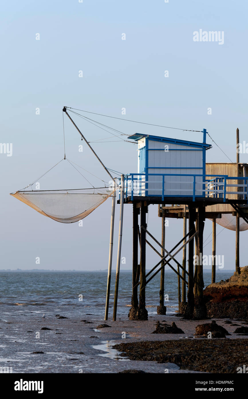 Traditionellen Fischerhütten gebaut auf Pfählen auf der Gironde, Fischernetze, Meschers Sur Gironde, Cote de Beaute, Charente-Maritime Stockfoto