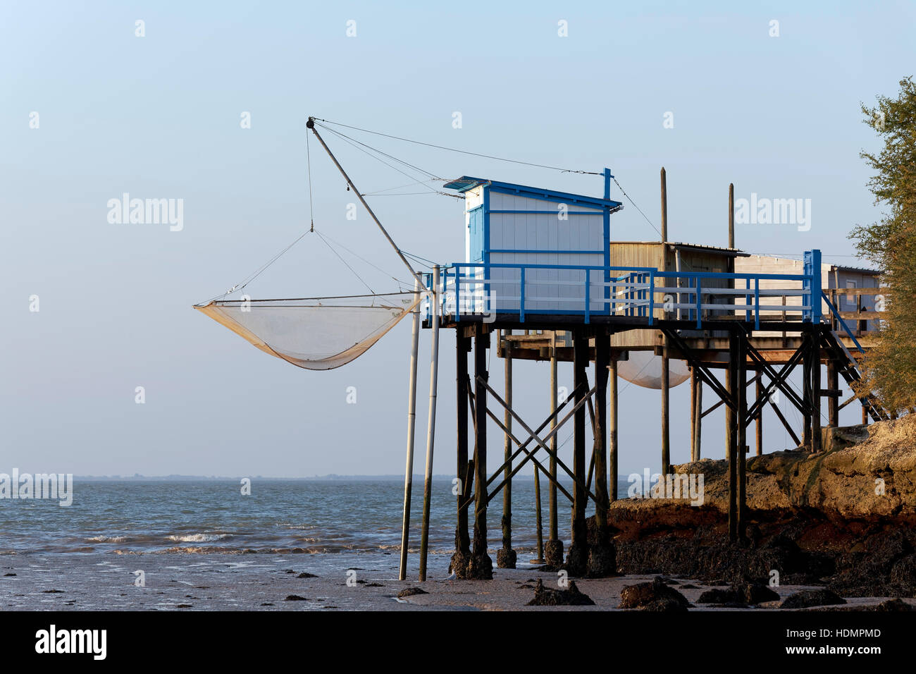 Traditionellen Fischerhütten gebaut auf Pfählen auf der Gironde, Fischernetze, Meschers Sur Gironde, Cote de Beaute, Charente-Maritime Stockfoto