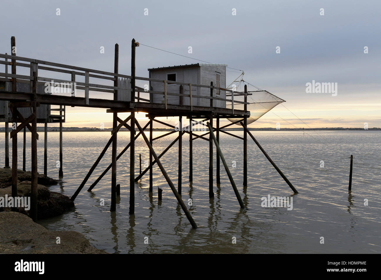 Traditionellen Fischerhütten gebaut auf Pfählen auf der Gironde, Fischernetze, Meschers Sur Gironde, Cote de Beaute, Charente-Maritime Stockfoto