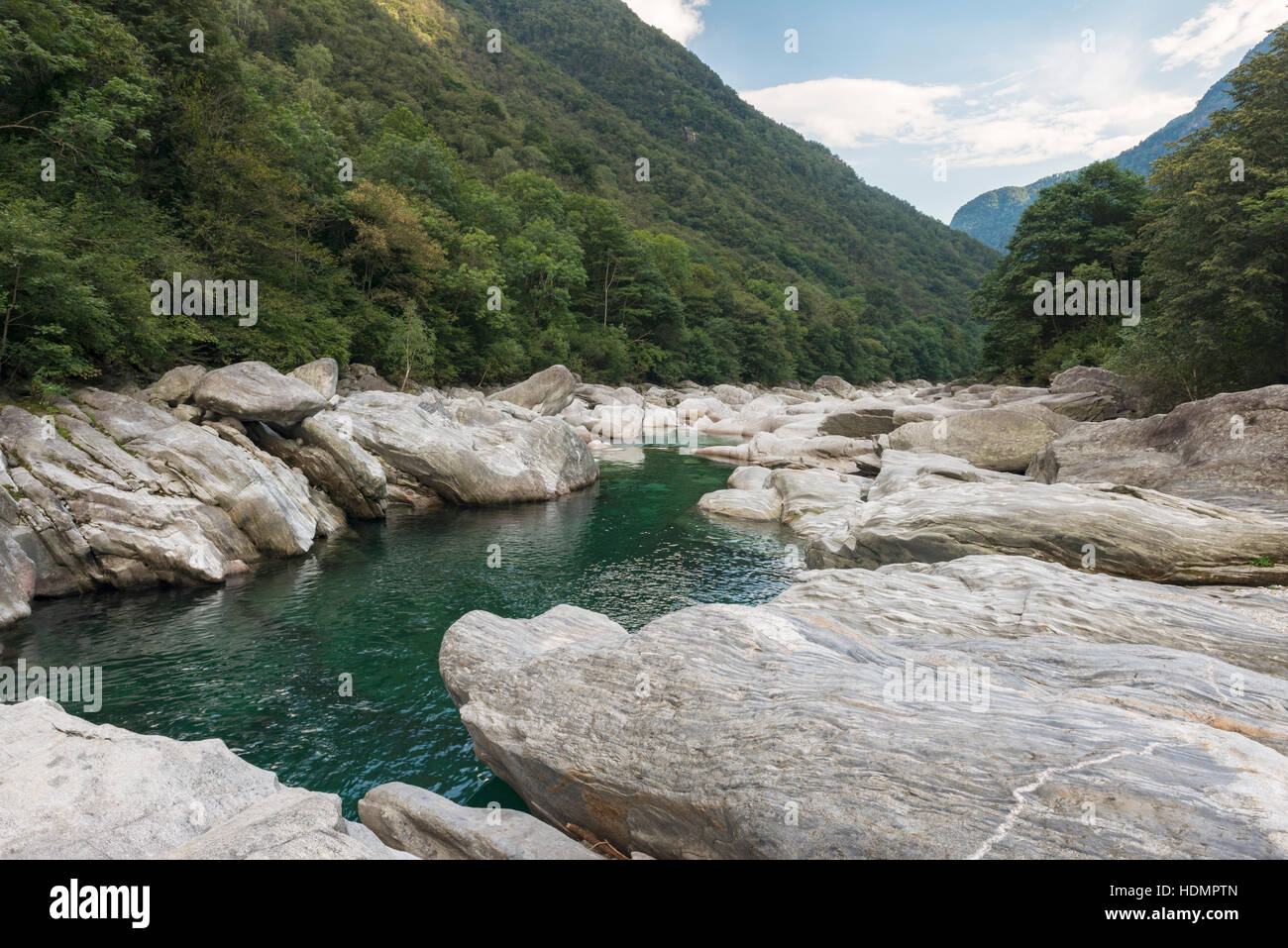 Der Gebirgsfluss Verzasca, Felsstrukturen, Lepontinische Alpen, Valle Verzasca, Ticino, Schweiz Stockfoto