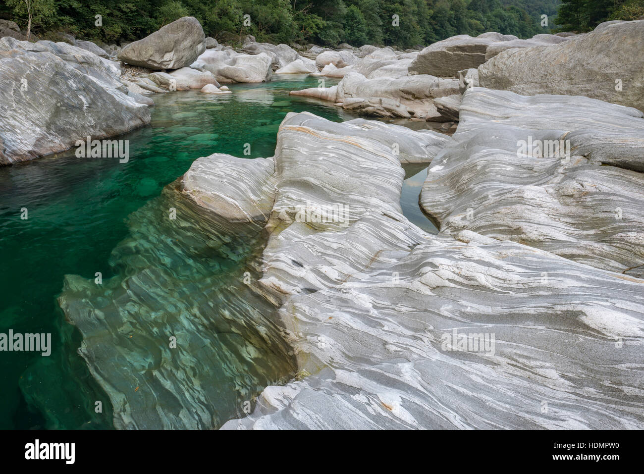 Der Gebirgsfluss Verzasca, Felsstrukturen, Lepontinische Alpen, Valle Verzasca, Ticino, Schweiz Stockfoto