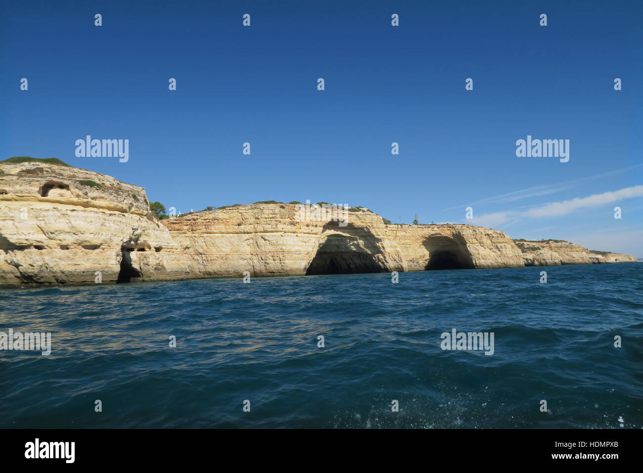 Höhlen in der Nähe von Praia Benagil an der Algarve, Portugal. Stockfoto