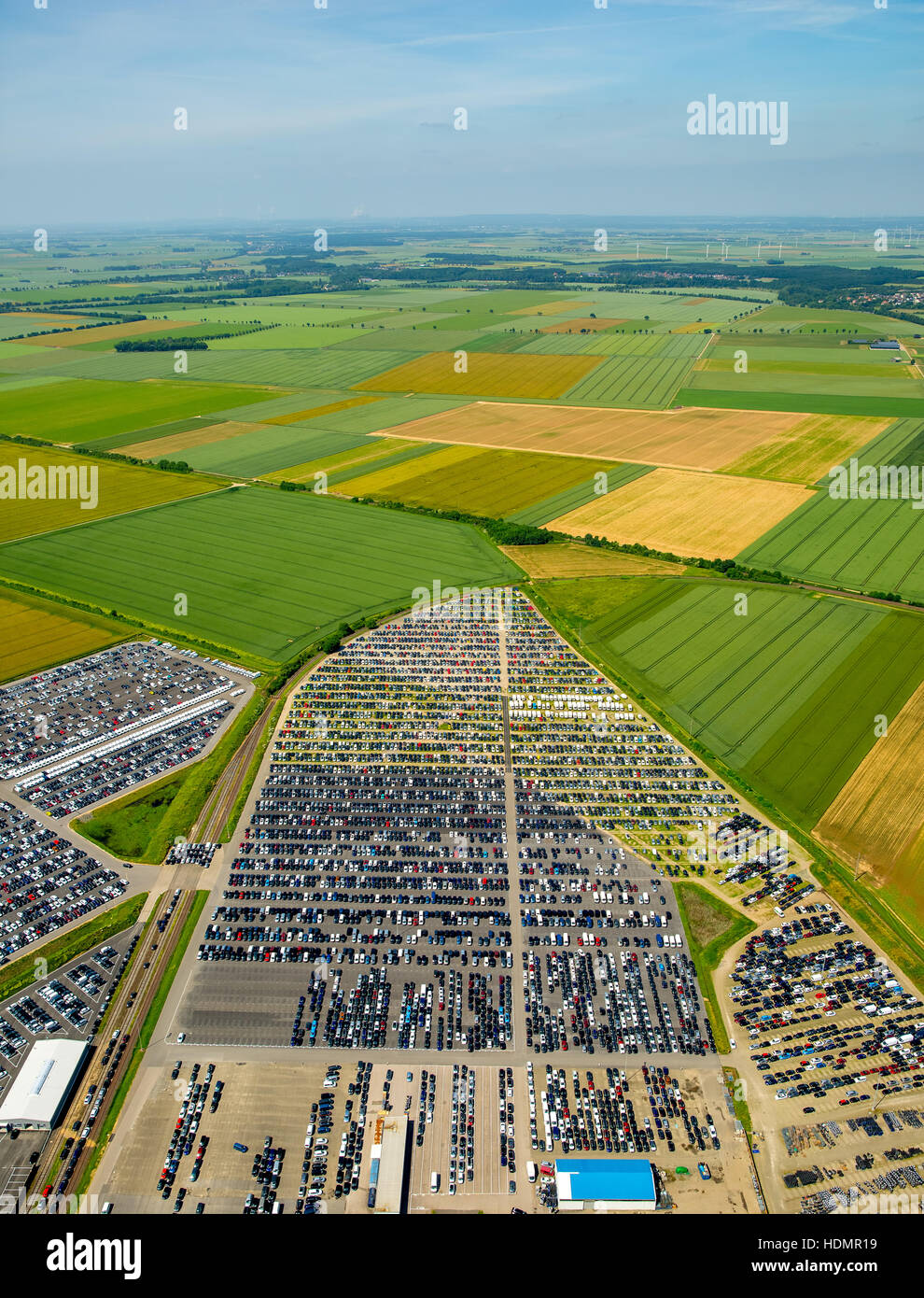 Luftbild, neue Pkw-Parkplatz, umgeben von Feldern, Citroen, Peugeot, Ford, Wallenius Wilhelmsen Logistics, Zülpich Stockfoto